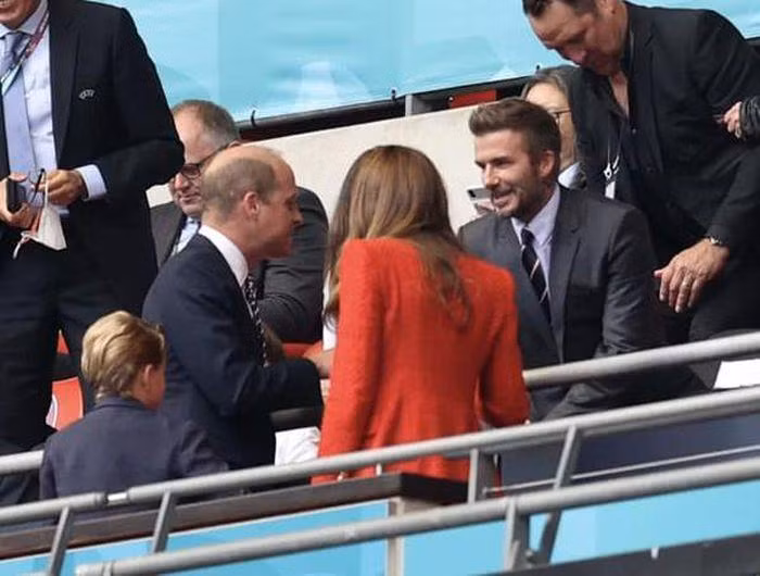 Cũng tại đây, khán giả vô cùng phấn khích khi thấy David Beckham tới xem trận đấu. Ngay sau đó, cựu danh thủ và gia đình William bắt tay chào hỏi. Cũng tại đây, khán giả vô cùng phấn khích khi thấy David Beckham tới xem trận đấu. Ngay sau đó, cựu danh thủ và gia đình William bắt tay chào hỏi.
