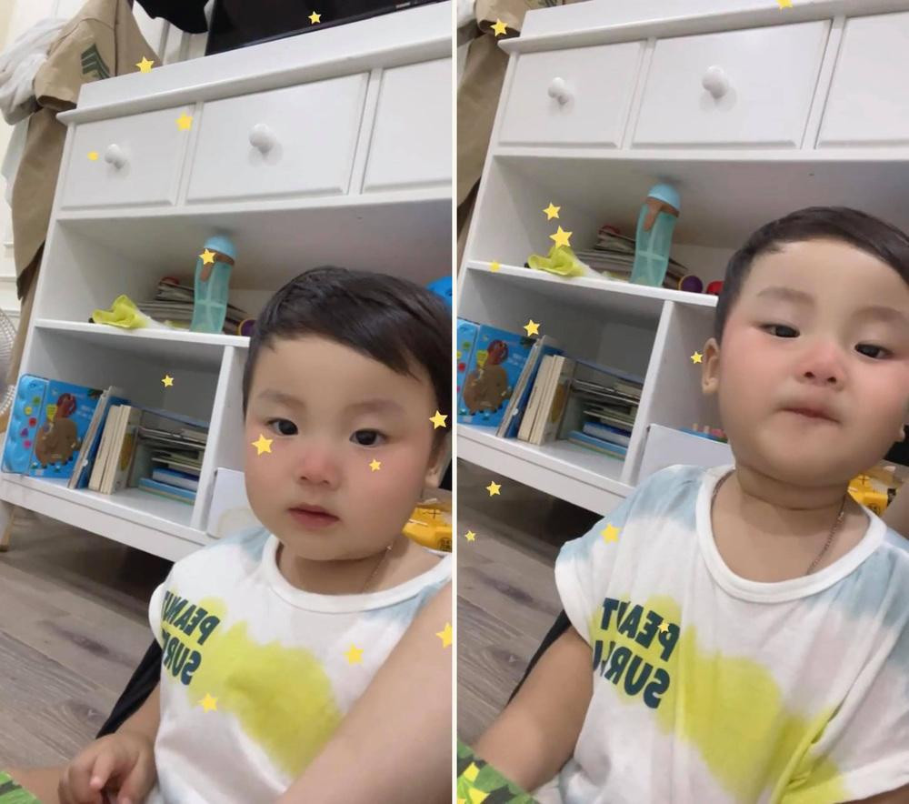 Hình ảnh em bé Bo đang gây &quot;sốt&quot; trên mạng xã hội.