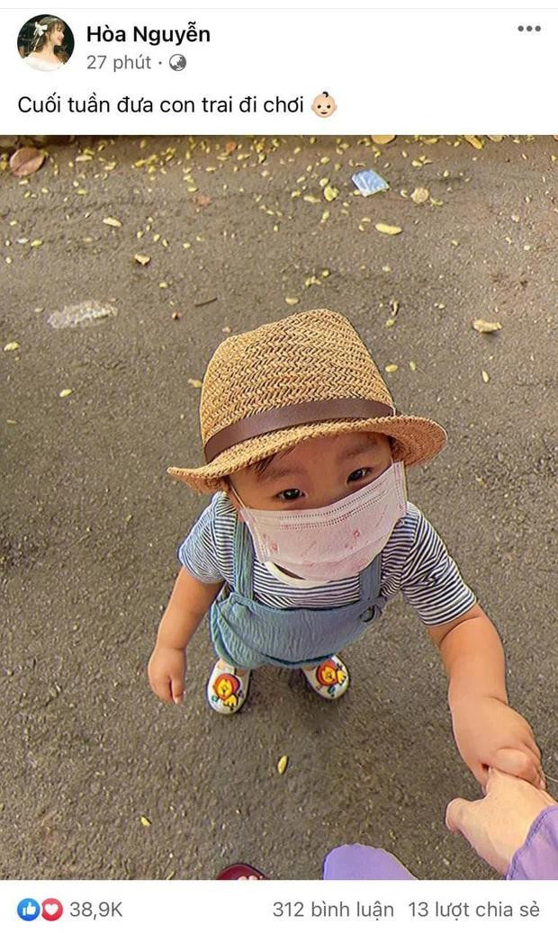 Mới đây, Hòa Minzy chia sẻ khoảnh khắc cầm tay con trai trên biển. Đặc biệt, khi lần đầu công khai, Hòa Minzy chọn ảnh không rõ mặt con trai khiến nhiều fan thắc mắc.