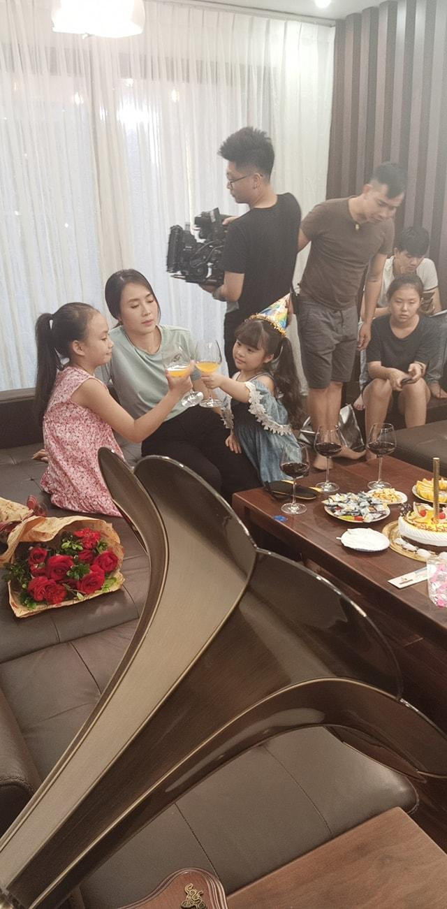 Dù còn nhỏ nhưng Phụng Nghi rất năng động, kiên trì đi theo đoàn phim dài ngày để hoàn thành vai diễn.