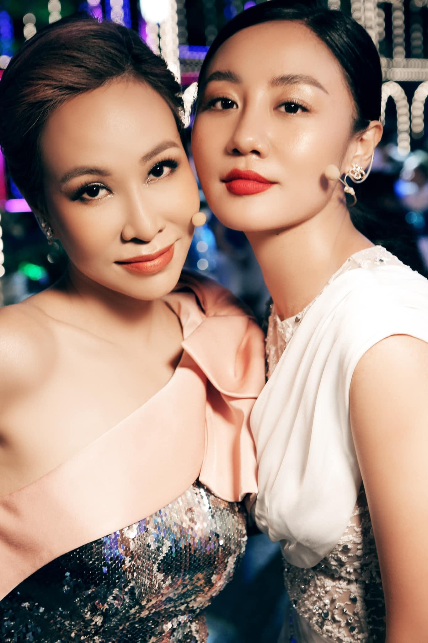 Uyên Linh - Văn Mai Hương sánh đôi trong chương trình "Vũ khúc ánh sáng". Uyên Linh - Văn Mai Hương sánh đôi trong chương trình "Vũ khúc ánh sáng".