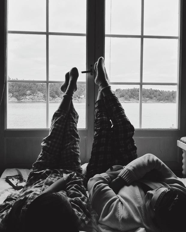 Bộ ảnh nhanh chóng hút hơn 14.000 lượt yêu thích sau một giờ đăng tải cùng nhiều bình luận chúc phúc, "đẩy thuyền" từ fans.