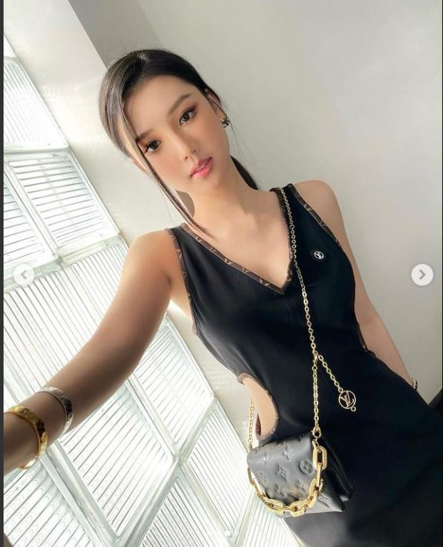 Amee trẻ trung trong trang phục cá tính. Amee trẻ trung trong trang phục cá tính.