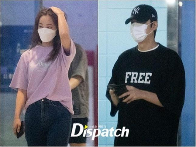 Sáng 30/8, Dispatch đưa tin Lee Min Ho và Yeonwoo (cựu thành viên Momoland) đã hẹn hò được 5 tháng. Ngay sau đó, công ty quản lý MYM Entertainment của Lee Min Ho lên tiếng bác bỏ tin hẹn hò và thông báo: “Min Ho và Yeonwoo chỉ là người quen, họ không hề hẹn hò”. Phía công ty giải thích rằng những tấm hình do Dispatch tung ra là “buổi đi chơi có cả những người quen khác”