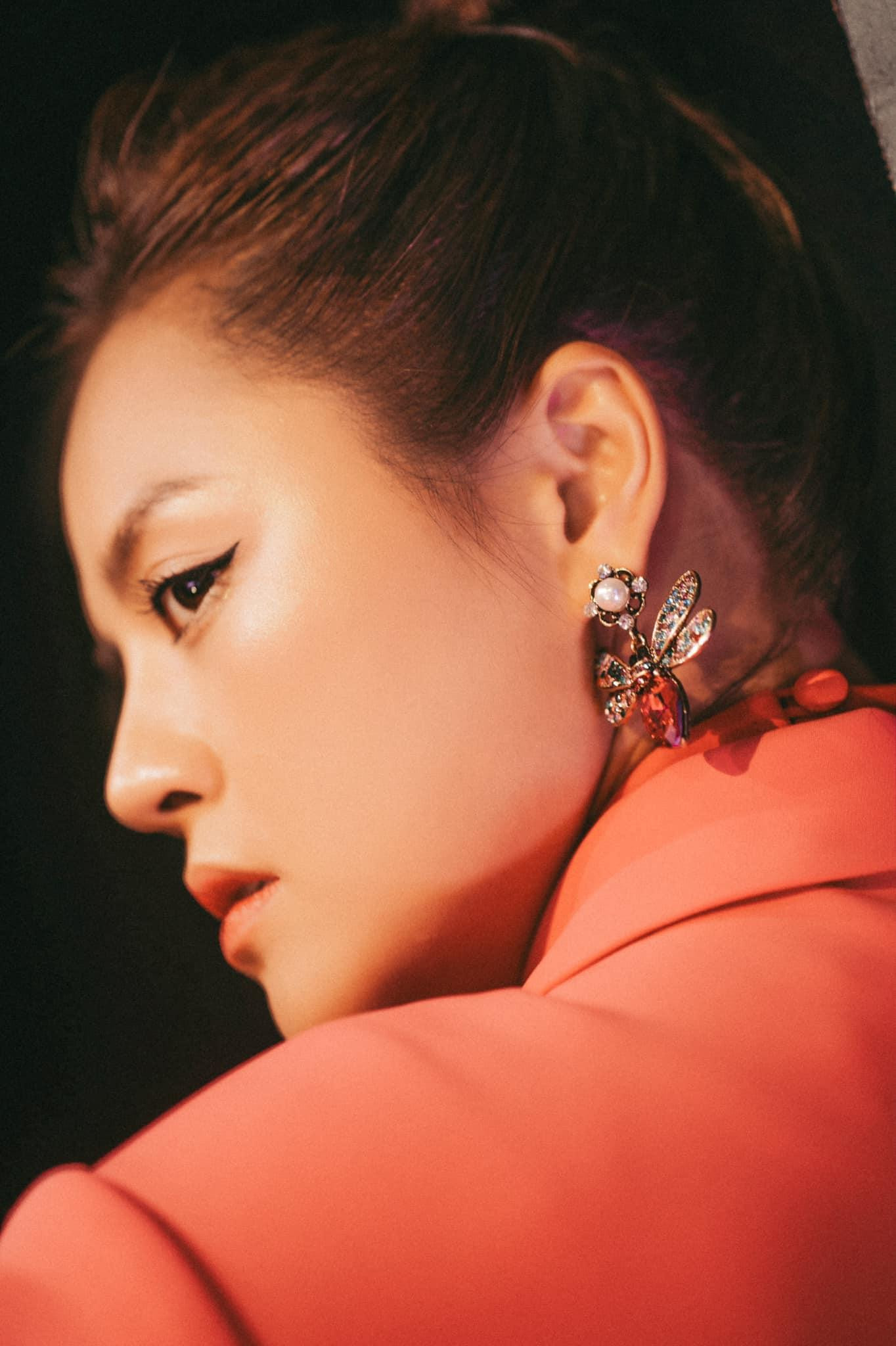 Các bức hình mà nữ diễn viên chia sẻ đều đính kèm những dòng trạng thái đầy triết lý. "Khi bước qua được một việc gì đó tức là bạn đã vượt qua được chính bản thân mình! Ngoái nhìn lại để thấy mình đã mạnh mẽ và "siêu nhân" thế nào rồi sau đó cất chúng vào kho kỉ niệm để tiếp tục đưa ra những quyết định cho hiện tại và tương lai nhé!" - Thu Quỳnh viết. Các bức hình mà nữ diễn viên chia sẻ đều đính kèm những dòng trạng thái đầy triết lý. "Khi bước qua được một việc gì đó tức là bạn đã vượt qua được chính bản thân mình! Ngoái nhìn lại để thấy mình đã mạnh mẽ và "siêu nhân" thế nào rồi sau đó cất chúng vào kho kỉ niệm để tiếp tục đưa ra những quyết định cho hiện tại và tương lai nhé!" - Thu Quỳnh viết.