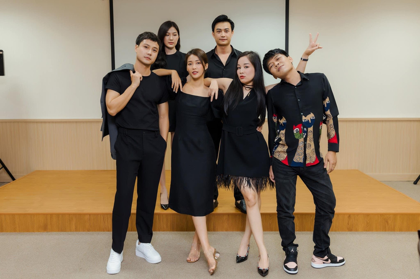 Dàn diễn viên trẻ &quot;thả dáng&quot; sang chảnh, biểu cảm của Trung Ruồi khiến dân mạng &quot;phì cười&quot;.