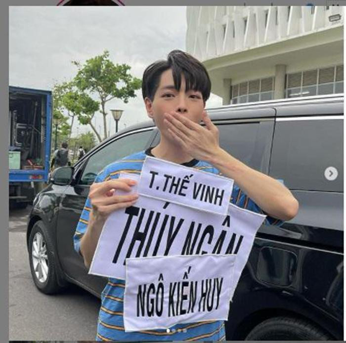 Chia sẻ cảm xúc trên trang cá nhân, Đức Phúc cho hay: &quot;Những tấm hình kỷ niệm lần đầu tham gia Running Man. Sau trò chơi xé bảng tên yêu thích của tôi.&quot;