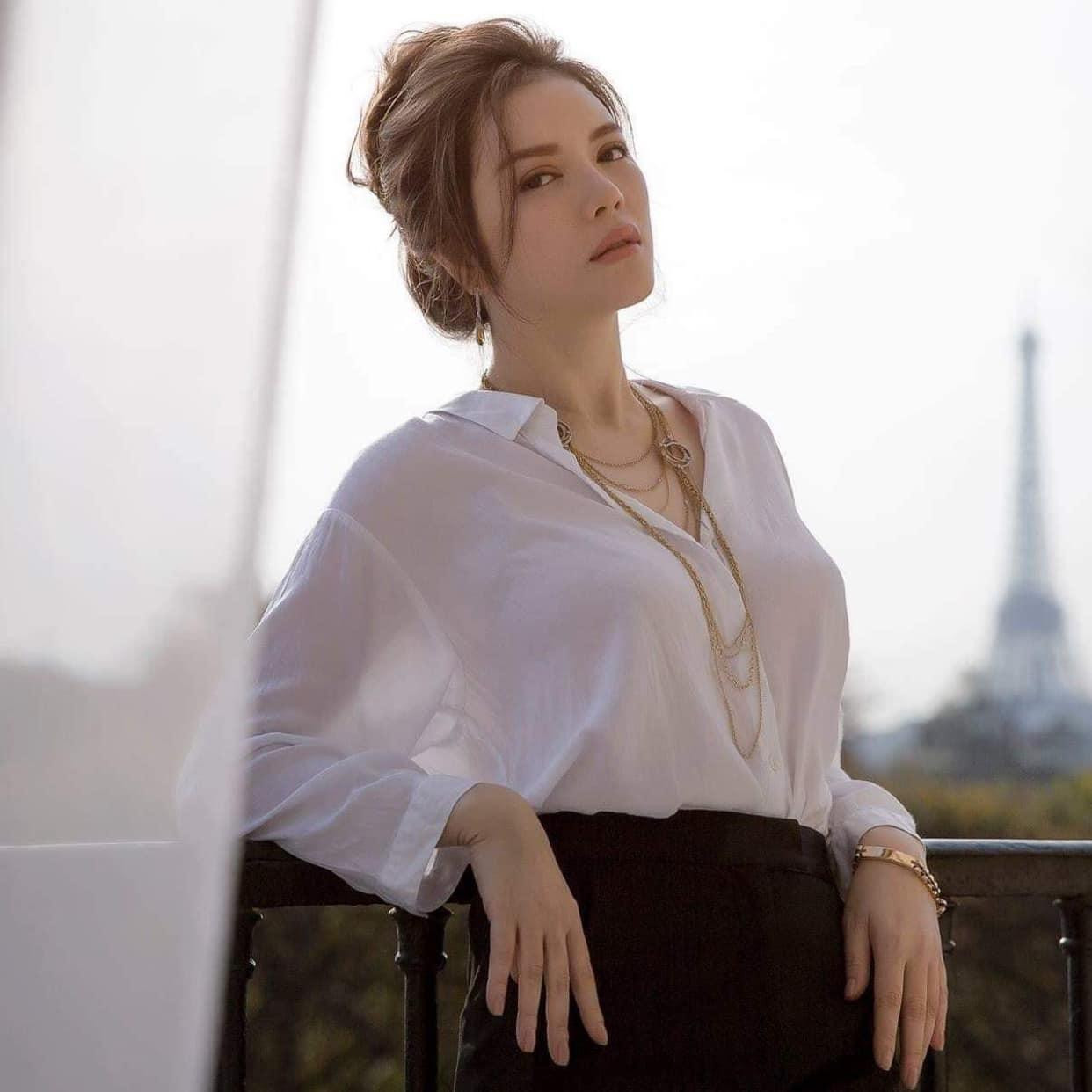 Bước sang độ tuổi gần mốc 40 nhưng Lý Nhã Kỳ vẫn giữ phong thái tự tin, nhan sắc trẻ trung và đặc biệt vẫn độc thân khiến công chúng luôn ngóng đợi về &quot;một nửa&quot; của cô.