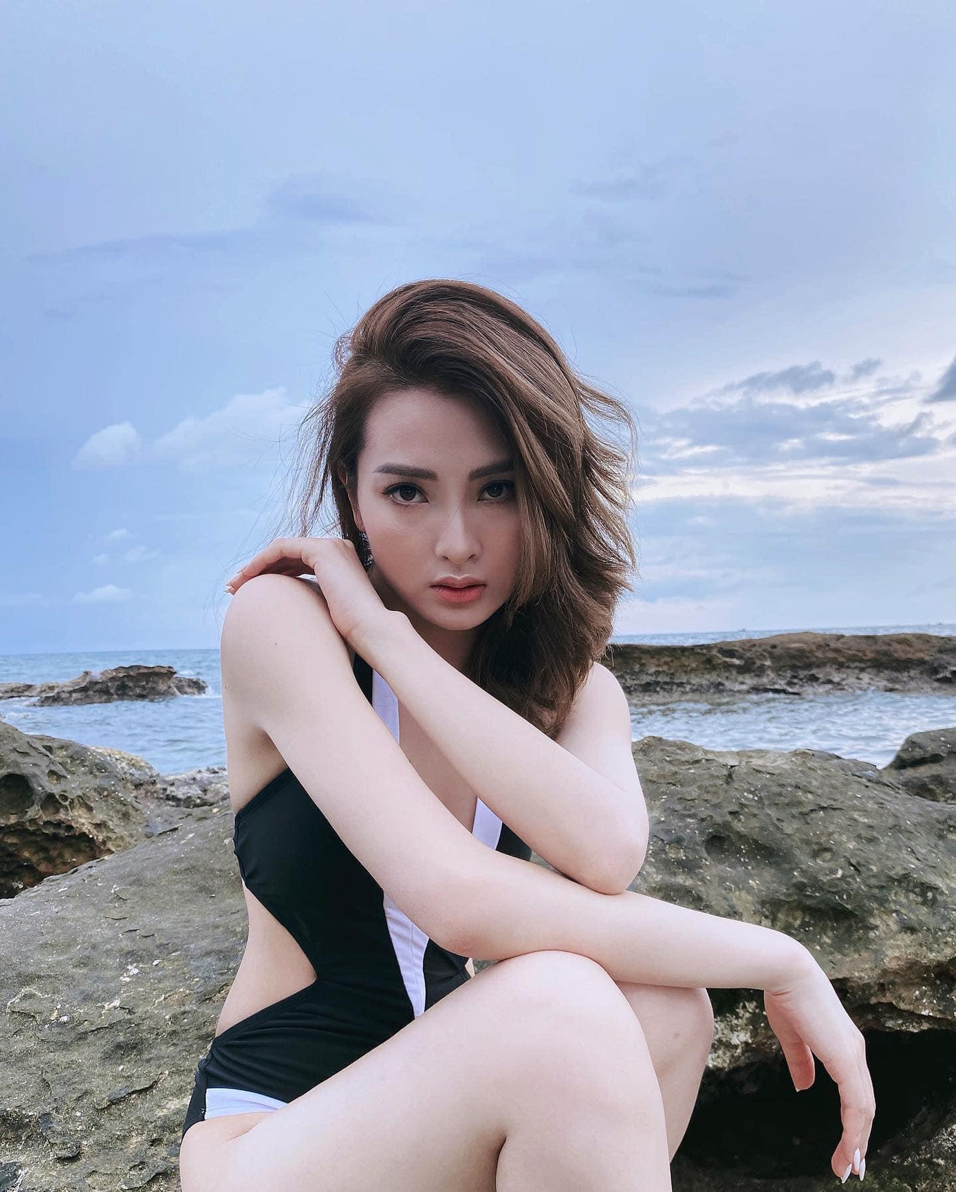 Không chỉ sở hữu vóc dáng nuột nà, Huyền Trang tự tin &quot;diễn sâu&quot; trước ống kính máy ảnh y như mẫu nữ chuyên nghiệp.