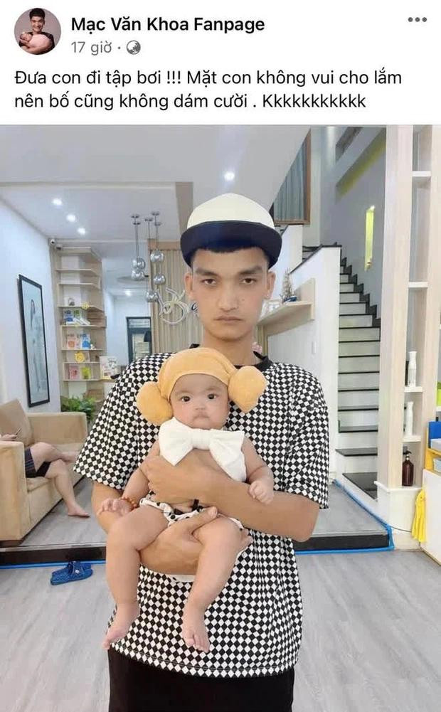 Con gái Mạc Văn Khoa &quot;lầy lội&quot; cùng bố tạo dáng lạnh lùng khiến fan &quot;cười rơi hàm&quot;.