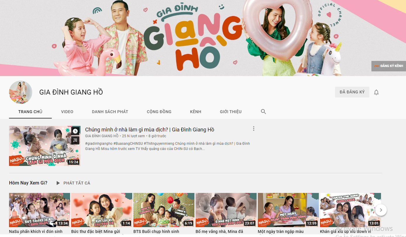 Kênh Youtube &quot;Gia đình Giang Hồ&quot; của Lưu Hương Giang, Hồ Hoài Anh đang thu hút nhiều sự quan tâm của công chúng. Tại đây, cặp đôi cùng hai bé chia sẻ khoảng khắc riêng về cuộc sống gia đình