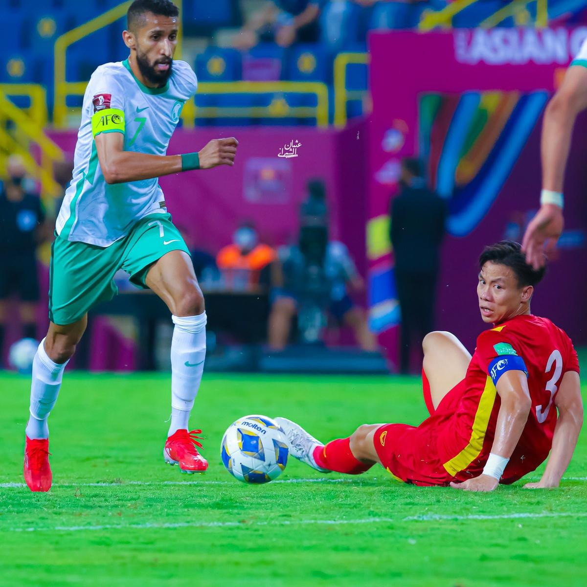 Ở vòng loại World Cup 2022, Ngọc Hải và các đồng đội phải chịu 5 quả penalty, nhiều nhất trong số 12 đội vào vòng loại thứ 3. Con số này nhiều hơn cả số phạt đền mà 5 đối thủ còn lại ở bảng B phải chịu. Trong đó, Nhật Bản, Oman, Saudi Arabia mỗi đội nhận một quả phạt đền còn Australia và Trung Quốc chưa nhận quả nào. Ảnh: Othman