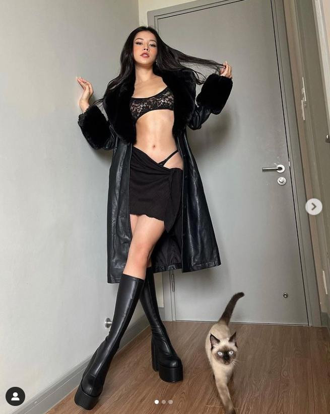 Phong cách quyến rũ, sang trọng luôn được nữ ca sĩ đặc biệt yêu thích, theo đuổi. Phong cách quyến rũ, sang trọng luôn được nữ ca sĩ đặc biệt yêu thích, theo đuổi.