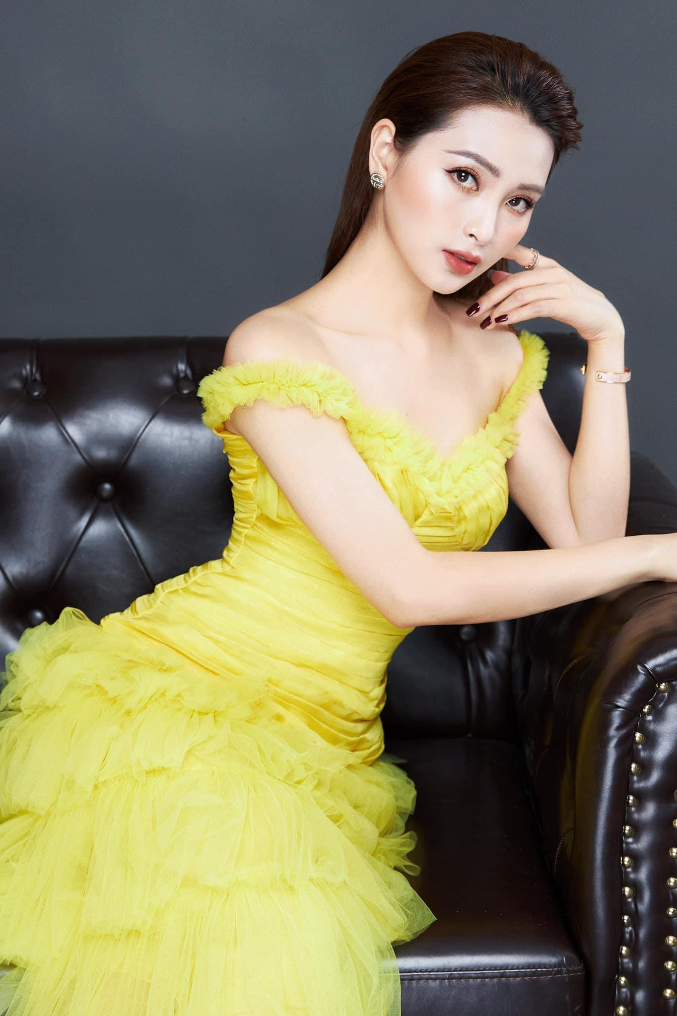 MC Mù Tạt ngọt ngào trong đầm vàng quyến rũ.