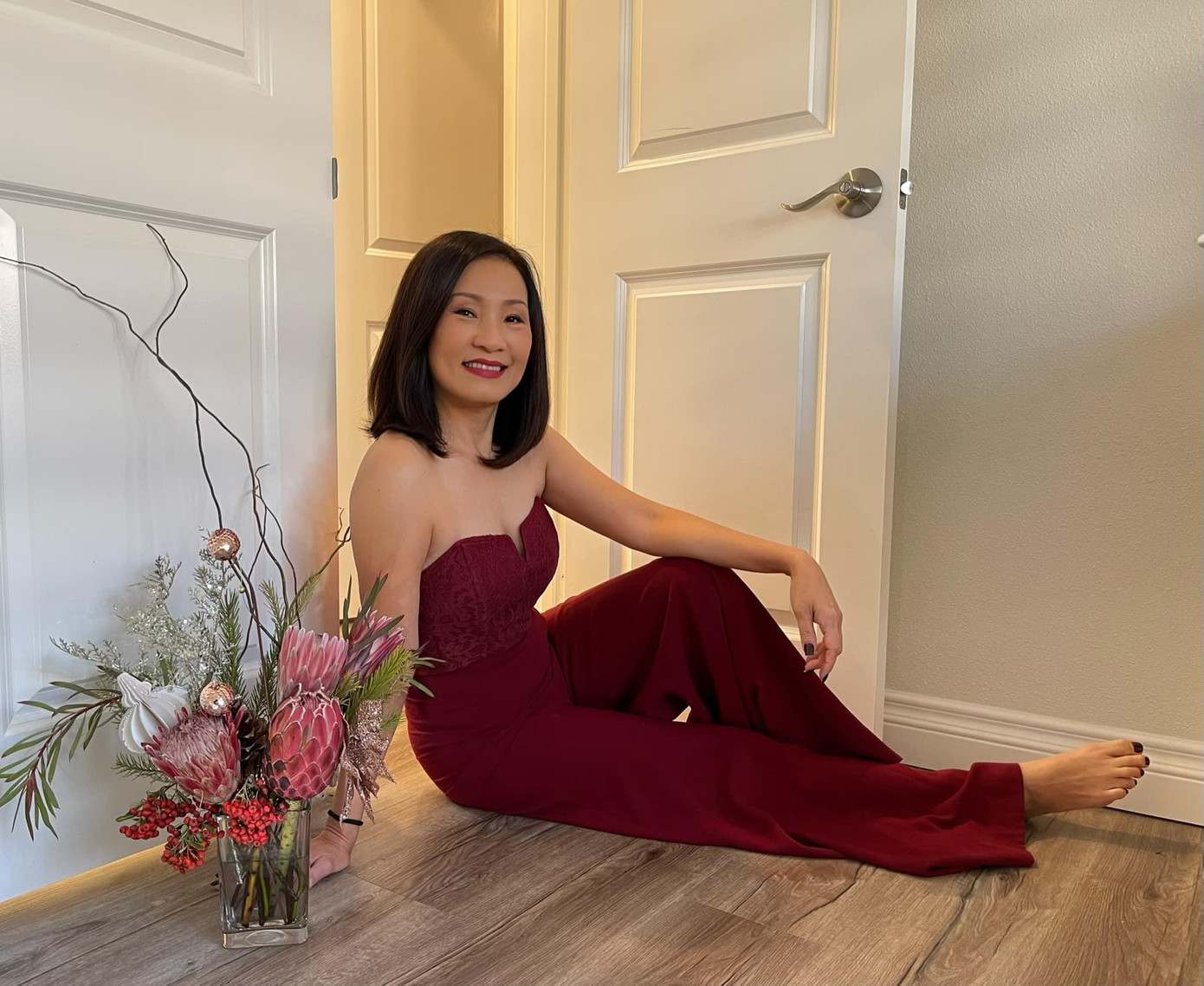 Trên trang cá nhân, diễn viên hài Hồng Đào chia sẻ: &quot;Thư gửi ông già Noel. Dear Santa! Khi Ông nhìn thấy hình này của con, có nghĩa là cả năm qua con đã cố gắng chăm chỉ, ngoan ngoãn và chờ đợi quà của ông đấy nhé. Chúc cả nhà sức khỏe may mắn để chuẩn bị cho mùa lễ sắp tới.&quot;