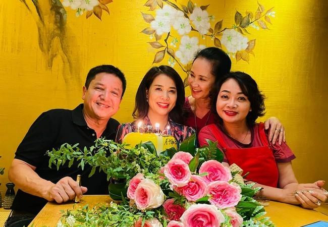 Trong buổi tiệc còn có sự xuất hiện của nhiều anh chị em đồng nghiệp như NSND Lan Hương, Trà My,...