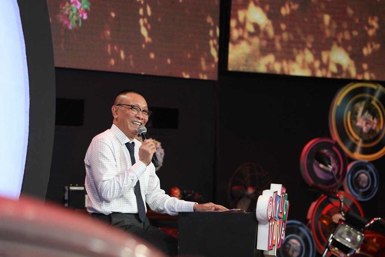 MC Lại Văn Sâm tự tin mặc áo sơ mi cùng hòa mình vào chương trình.