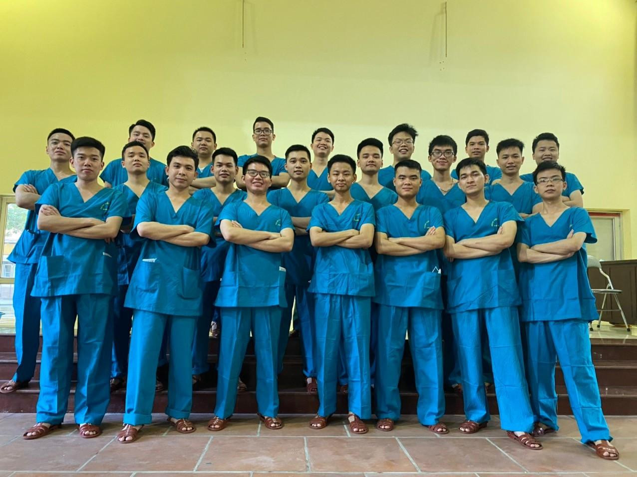 Đoàn Hữu Duy cùng các đồng đội tại tâm dịch Bắc Ninh. (Ảnh: NVCC)