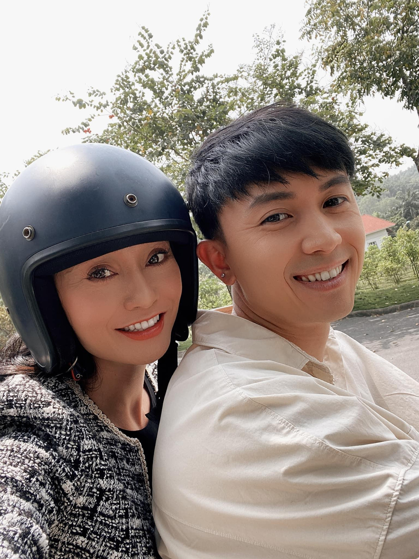 Trên trang cá nhân, nữ diễn viên thường xuyên chia sẻ ảnh hậu trường quay phim và những hình ảnh bên cạnh 2 cậu con trai cưng của mình. "Nhà có 2 đứa con trai là nam thần thế này cũng đau đầu lắm các bác ạ!" Trên trang cá nhân, nữ diễn viên thường xuyên chia sẻ ảnh hậu trường quay phim và những hình ảnh bên cạnh 2 cậu con trai cưng của mình. "Nhà có 2 đứa con trai là nam thần thế này cũng đau đầu lắm các bác ạ!"