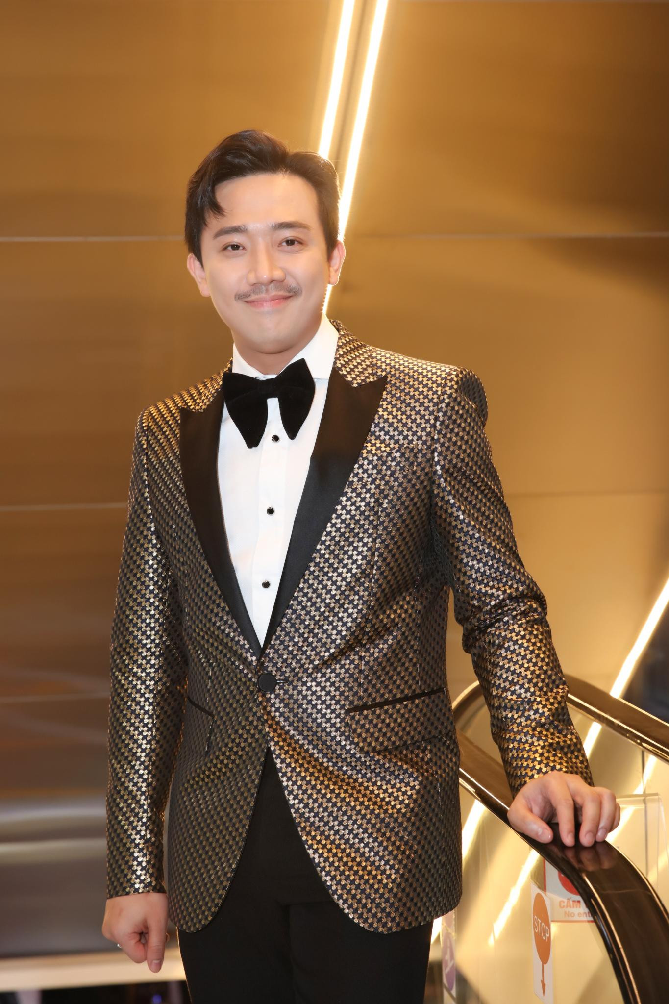 Trấn Thành hạnh phúc chia sẻ: &quot;Lại một lần nữa BỐ GIÀ đại thắng với 5 giải thưởng: Phim điện ảnh xuất sắc nhất./ Đạo diễn phim điện ảnh xuất sắc nhất/ Nam diễn viên chính được yêu thích nhất/ Nam diễn viên phụ xuất sắc nhất/ Nữ diễn viên phụ xuất sắc nhất.&quot;