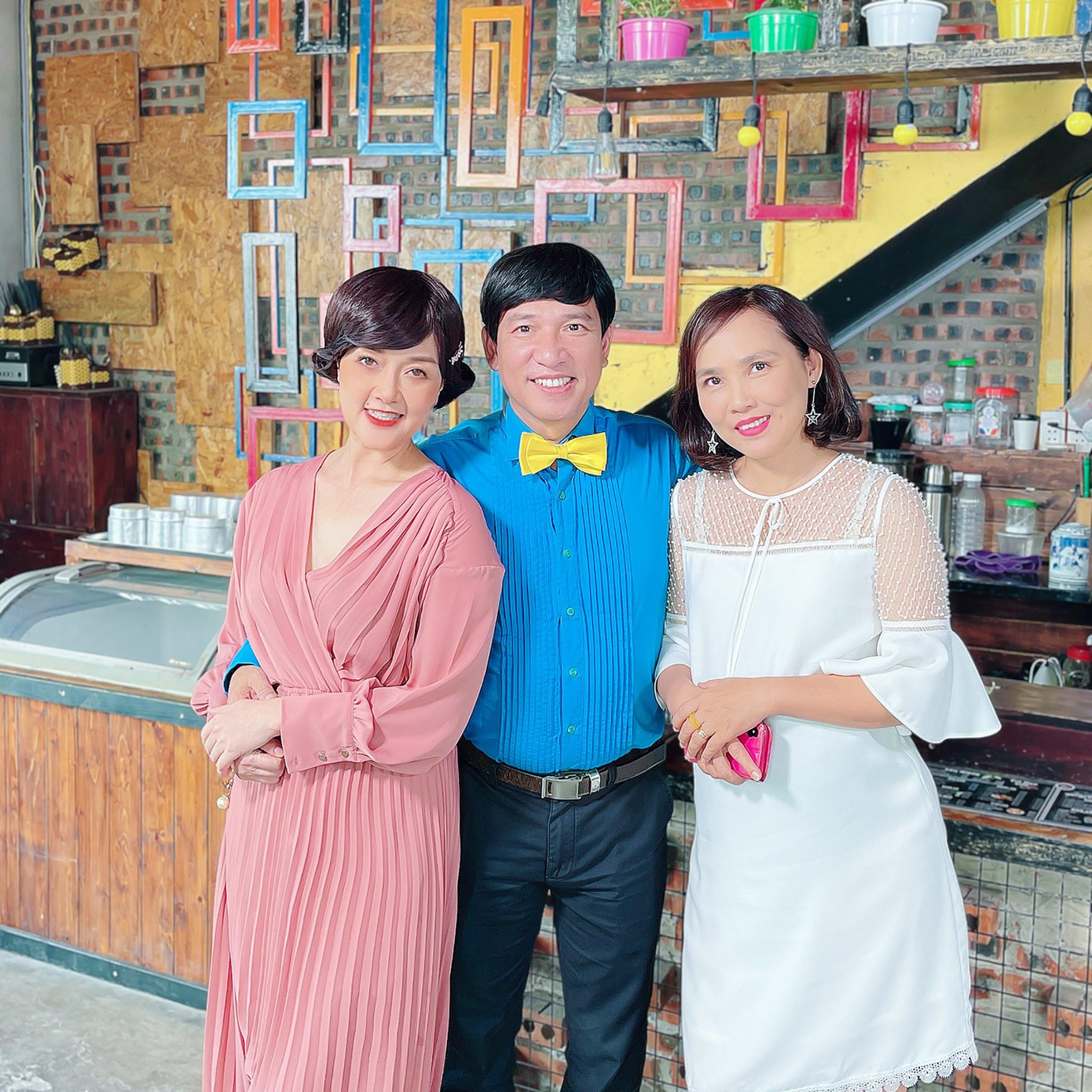 Cũng trong buổi đóng máy, NSƯT Quang Thắng tiết lộ món quà đặc biệt mà đoàn phim dành tặng diễn viên. &quot;Tôi cứ nghĩ sẽ có một bộ hoa tặng chung cho cả đoàn, nhưng đoàn phim &quot;ăn chơi&quot; tặng mỗi diễn viên một bó hoa, kèm theo cả pháo hoa nữa&quot;, &quot;Cậu Tiến&quot; Quang Thắng hạnh phúc bày tỏ.