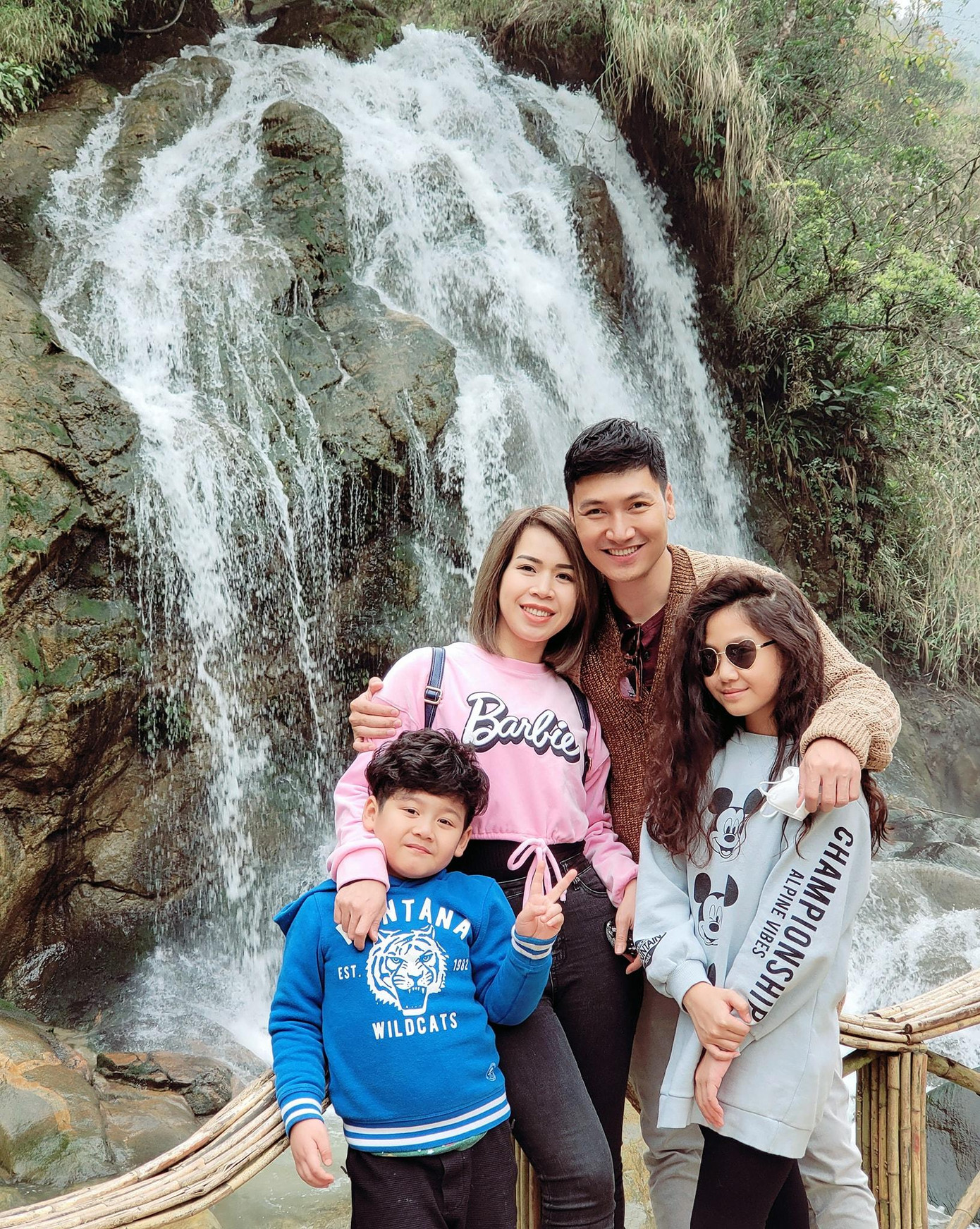 Mạnh Trường hạnh phúc bên gia đình. Mạnh Trường hạnh phúc bên gia đình.