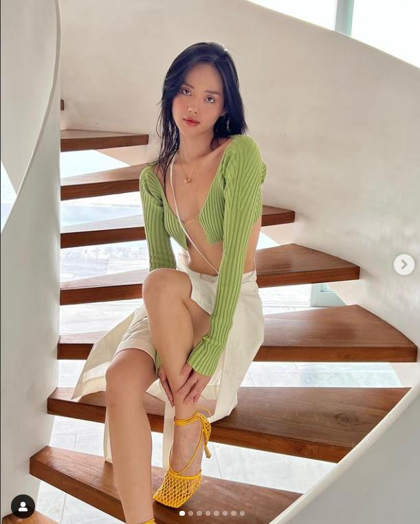 Người mẫu Khánh Linh tung hình diện đồ thời trang, khoe vóc dáng mình hạc xương mai đáng ngưỡng mộ. Người mẫu Khánh Linh tung hình diện đồ thời trang, khoe vóc dáng mình hạc xương mai đáng ngưỡng mộ.