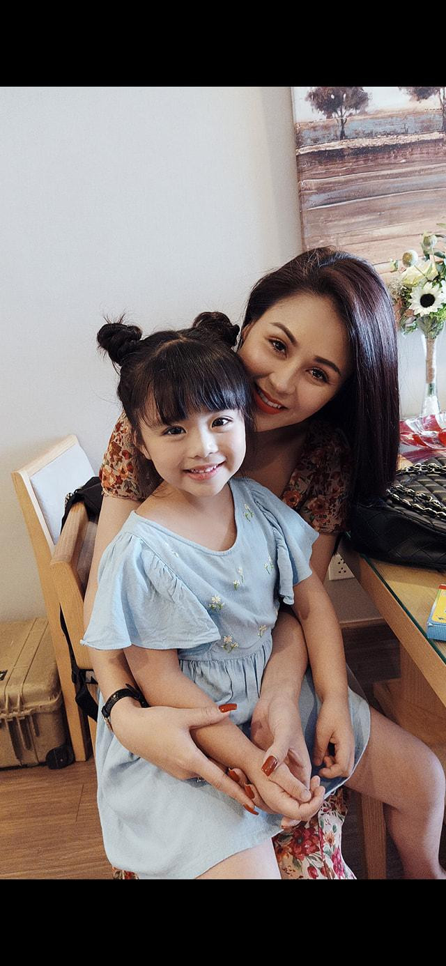 Tham gia nhiều phim truyền hình đình đám, cô bé được tiếp xúc và làm việc với các nghệ sĩ nổi tiếng.