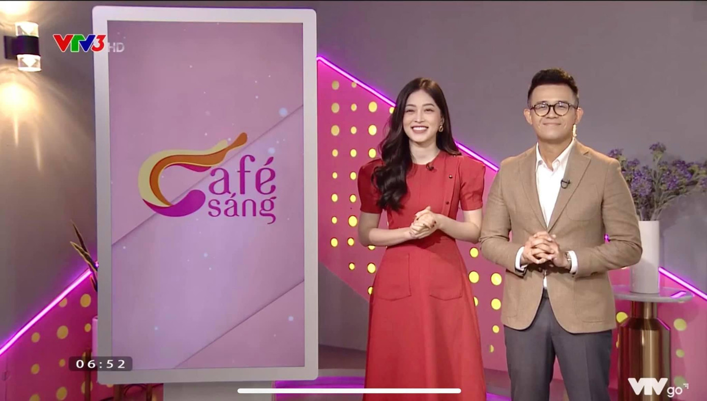 "Cà phê sáng" ngày 23/4 với sự xuất hiện rạng rỡ của hai MC đang nhận nhiều lời khen từ công chúng "Cà phê sáng" ngày 23/4 với sự xuất hiện rạng rỡ của hai MC đang nhận nhiều lời khen từ công chúng