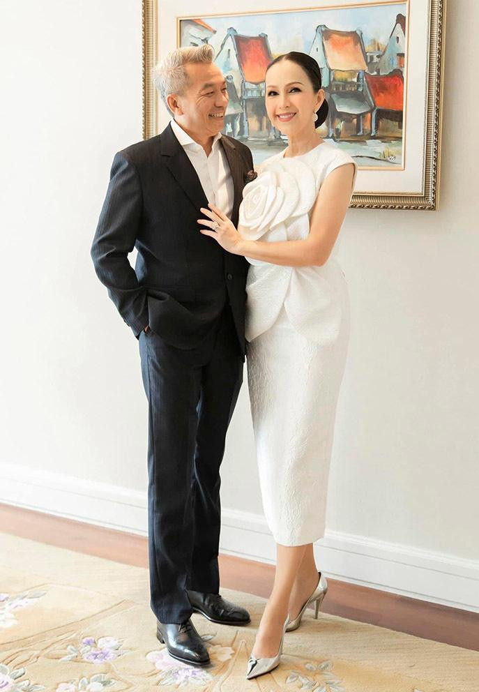 Diễm My cùng ông xã doanh nhân chia sẻ bộ ảnh tình tứ nhân dịp đón tuổi 59. Diễm My cùng ông xã doanh nhân chia sẻ bộ ảnh tình tứ nhân dịp đón tuổi 59.