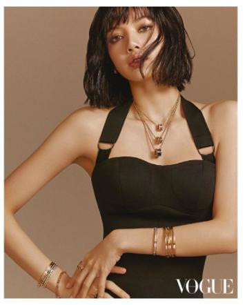 Trong bộ ảnh lần này, Lisa vẫn chọn màu ưa thích đen tuyền mix với các phụ kiện vòng, vòng cổ sang chảnh.