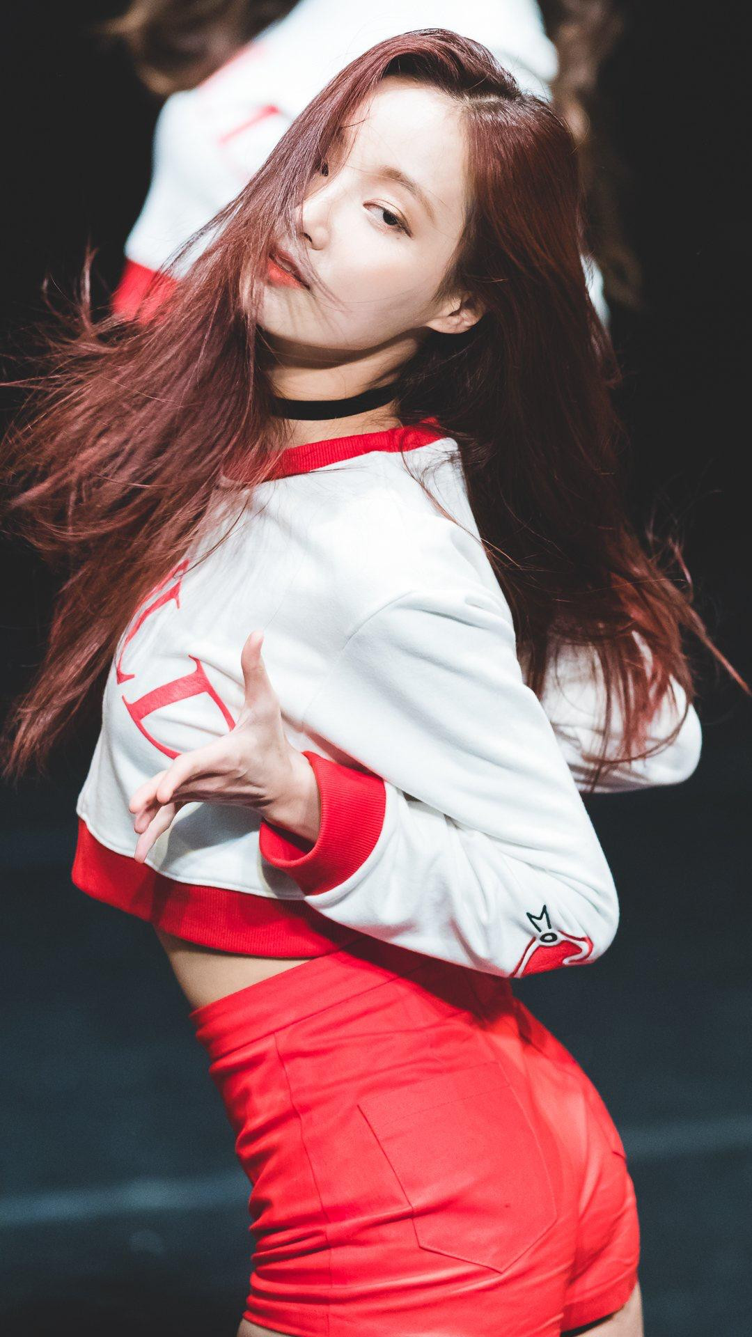 Hướng sang sự nghiệp diễn xuất, cô nàng nhanh chóng có cơ hội góp mặt trong nhiều dự án truyền hình như: If I Cheat, I Die (Nếu lừa dối, em sẽ chết); Cheap Cheollima Mart (Siêu thị giá rẻ Thiên Lý Mã),... hay mới đây nhất là bộ phim truyền hình Alice, đóng cùng với Kim Hee Sun và Joo Won. Nhiều chuyên gia trong lĩnh vực giải trí xứ Hàn thậm chí còn dự đoán, cô nàng sẽ sớm trở thành Suzy, Yoona tiếp theo trên màn ảnh.