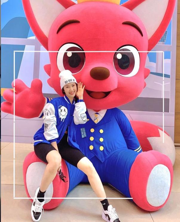 Trước đó, nữ diễn viên hạnh phúc chia sẻ hình ảnh rạng rỡ check in tại Hàn và gửi lời chào tới các fan.