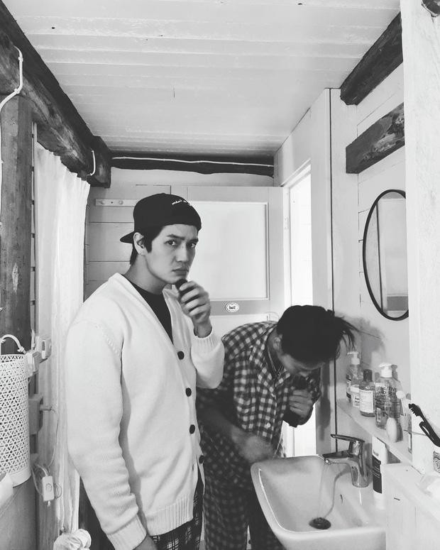 Sau động thái úp mở về mối quan hệ, đây là lần đầu cặp đôi chính thức công khai chung khung hình khiến dân mạng rần rần yêu thích.