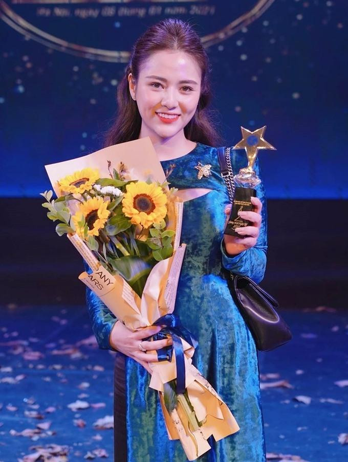 Việt Hoa từng nhận cúp vinh danh “Gương mặt nghệ sĩ tiêu biểu ngành nghệ thuật biểu diễn năm 2020” do Bộ Văn hóa, Thể thao và Du lịch trao tặng.