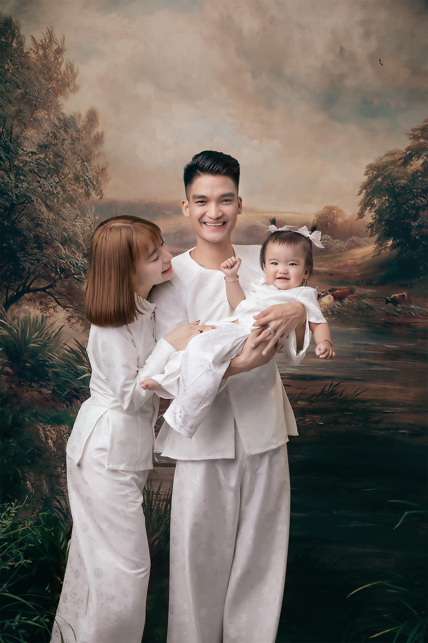 Mạc Văn Khoa đăng tải bộ ảnh gia đình hạnh phúc. Mạc Văn Khoa đăng tải bộ ảnh gia đình hạnh phúc.