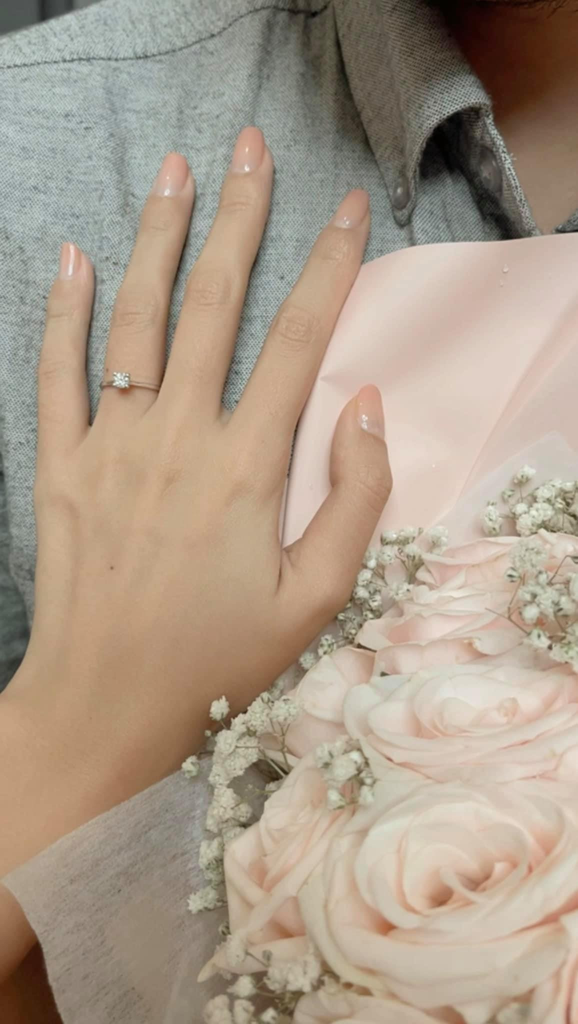 Xuân Anh thông báo nhận lời cầu hôn của bạn trai vào tháng 7. Chia sẻ về ông xã kín tiếng, nữ MC từng cho biết: "Anh luôn yêu thương, chăm sóc cũng như ủng hộ tôi hết mực trong công việc và cuộc sống thường ngày." Xuân Anh thông báo nhận lời cầu hôn của bạn trai vào tháng 7. Chia sẻ về ông xã kín tiếng, nữ MC từng cho biết: "Anh luôn yêu thương, chăm sóc cũng như ủng hộ tôi hết mực trong công việc và cuộc sống thường ngày."