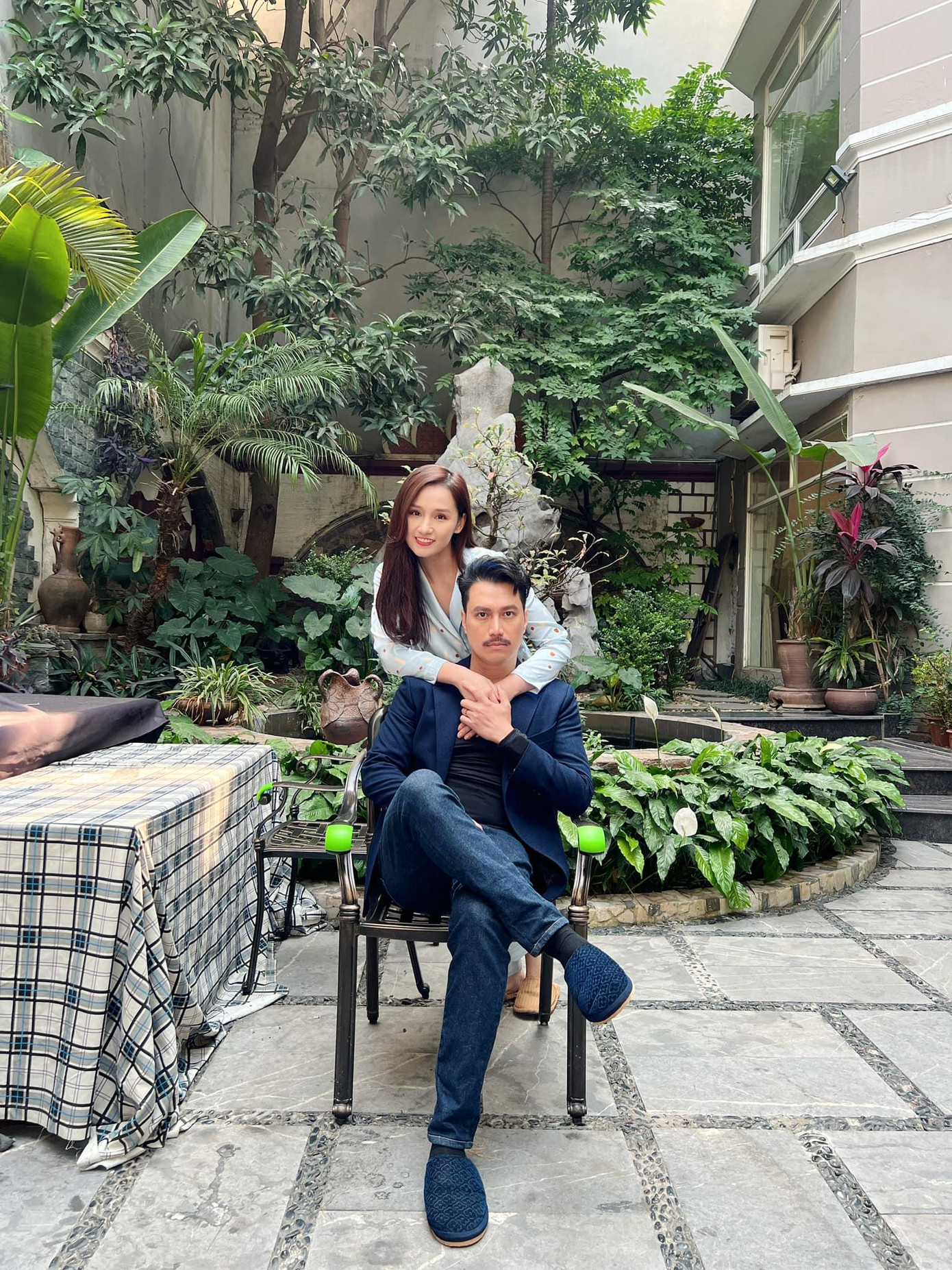 Đăng ảnh hậu trường cùng Lã Thanh Huyền, Việt Anh viết: &quot;Vừa ngủ dậy, chưa kịp đánh răng đã lôi mình ra vườn chụp ảnh. Đã ghét chụp thì chớ, lộn hết cả ruột...&quot;.