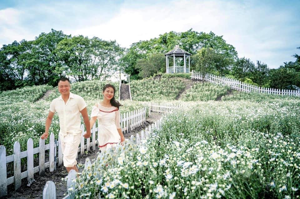 Trên trang cá nhân, NSND Tự Long đăng hạnh phúc cùng bà xã kèm dòng chia sẻ: "Khi đã yêu thì mơ mộng nhiều. Nếu lắm điều là lại hết yêu!". Trên trang cá nhân, NSND Tự Long đăng hạnh phúc cùng bà xã kèm dòng chia sẻ: "Khi đã yêu thì mơ mộng nhiều. Nếu lắm điều là lại hết yêu!".