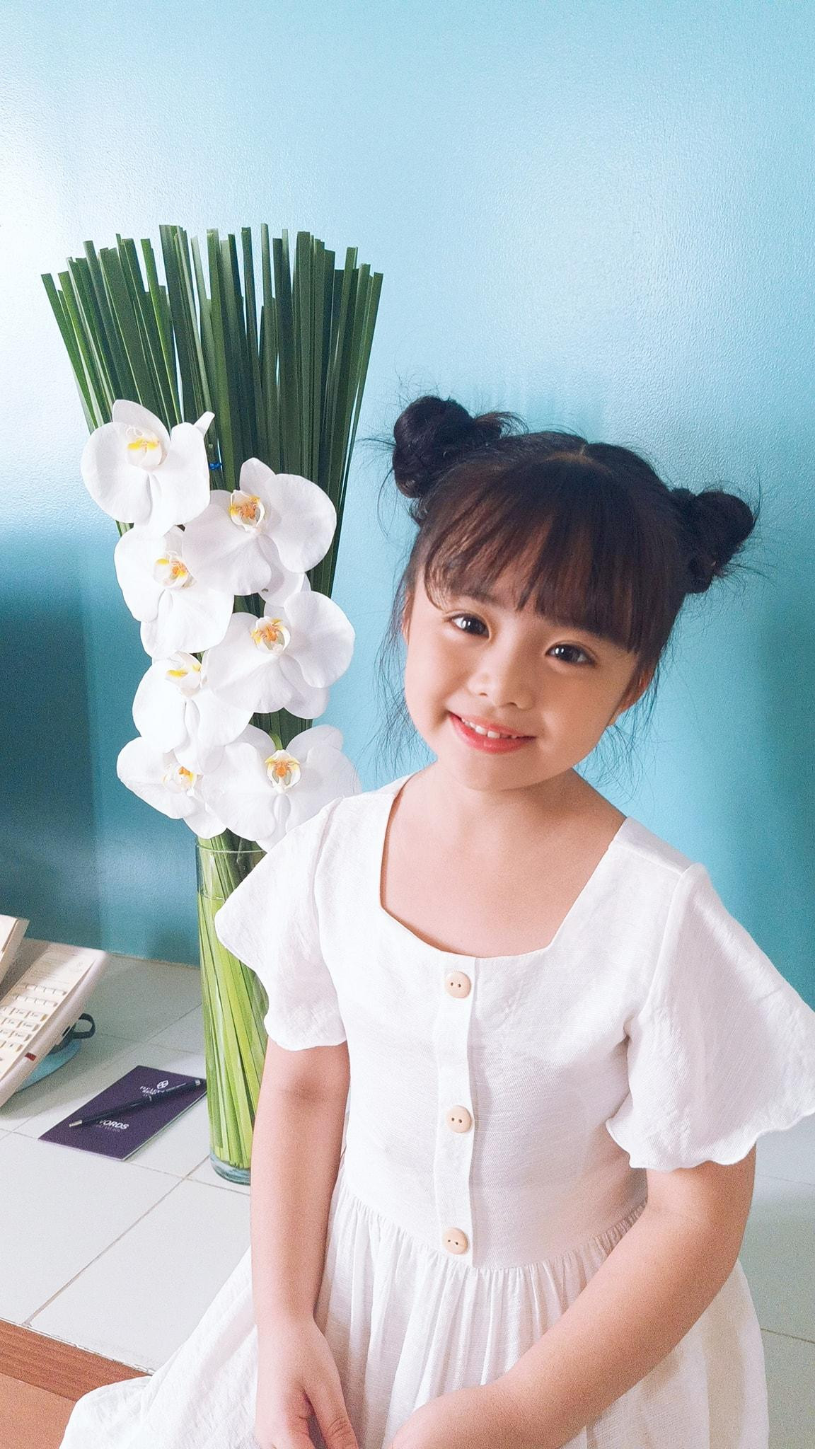 &quot;Con được nhà trường và đoàn làm phim tạo điều kiện tối đa nên lịch quay của con hầu hết là vào ngày nghỉ, không ảnh hưởng đến việc học tập. Trong tương lai, nếu con thích theo đuổi nghệ thuật, gia đình sẽ ủng hộ. Nếu không, chúng tôi sẽ cùng con tìm ra định hướng mới&quot;- mẹ Phụng Nghi cho hay.