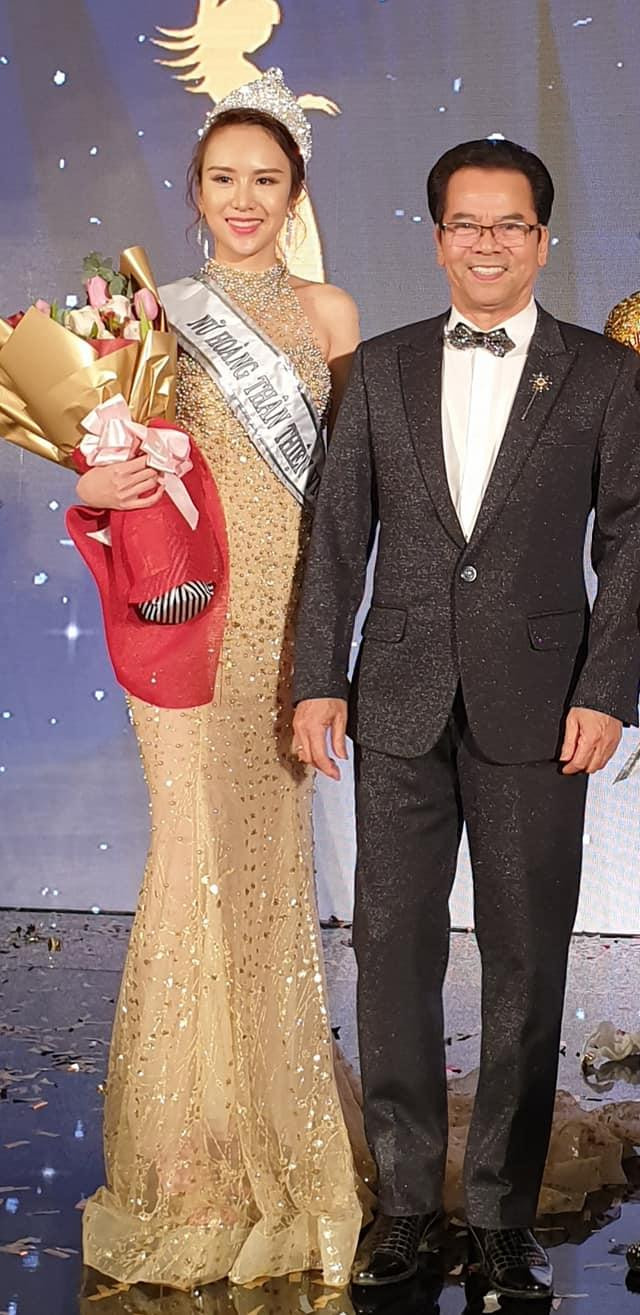 Dù bận rộn nhưng NSND Trần Nhượng vẫn dành thời gian bên con gái vào những sự kiện quan trọng.