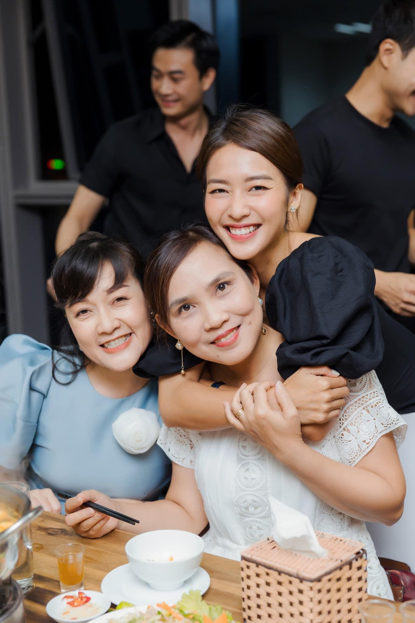 Cùng nhìn lại những kỉ niệm khó quên của dàn diễn viên trong buổi chia tay bộ phim &quot;11 tháng 5 ngày&quot;.