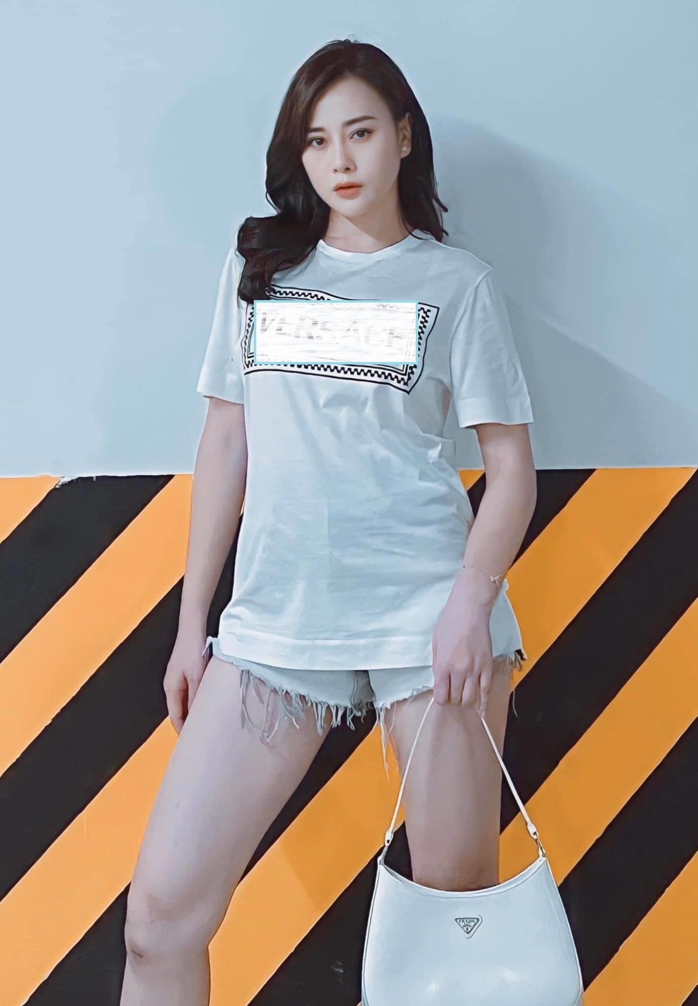 Mặc dù gu thời trang của Phương Oanh được khán giả yêu thích nhưng trong phim, cô không ít lần vấp phải tranh cãi bởi cách phối đồ nhàm chán. Phương Oanh từng cho biết đó là tạo hình của nhân vật, buộc diễn viên phải ăn mặc phù hợp với bối cảnh và vai diễn. Mặc dù gu thời trang của Phương Oanh được khán giả yêu thích nhưng trong phim, cô không ít lần vấp phải tranh cãi bởi cách phối đồ nhàm chán. Phương Oanh từng cho biết đó là tạo hình của nhân vật, buộc diễn viên phải ăn mặc phù hợp với bối cảnh và vai diễn.