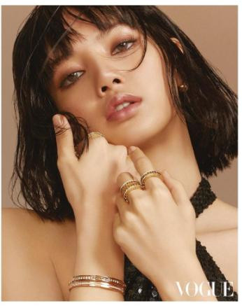 Theo bình luận của khán giả, đây có lẽ lần hiếm hoi Lisa khoe shoot hình hở bạo tới vậy khiến fan khó lòng cưỡng lại.