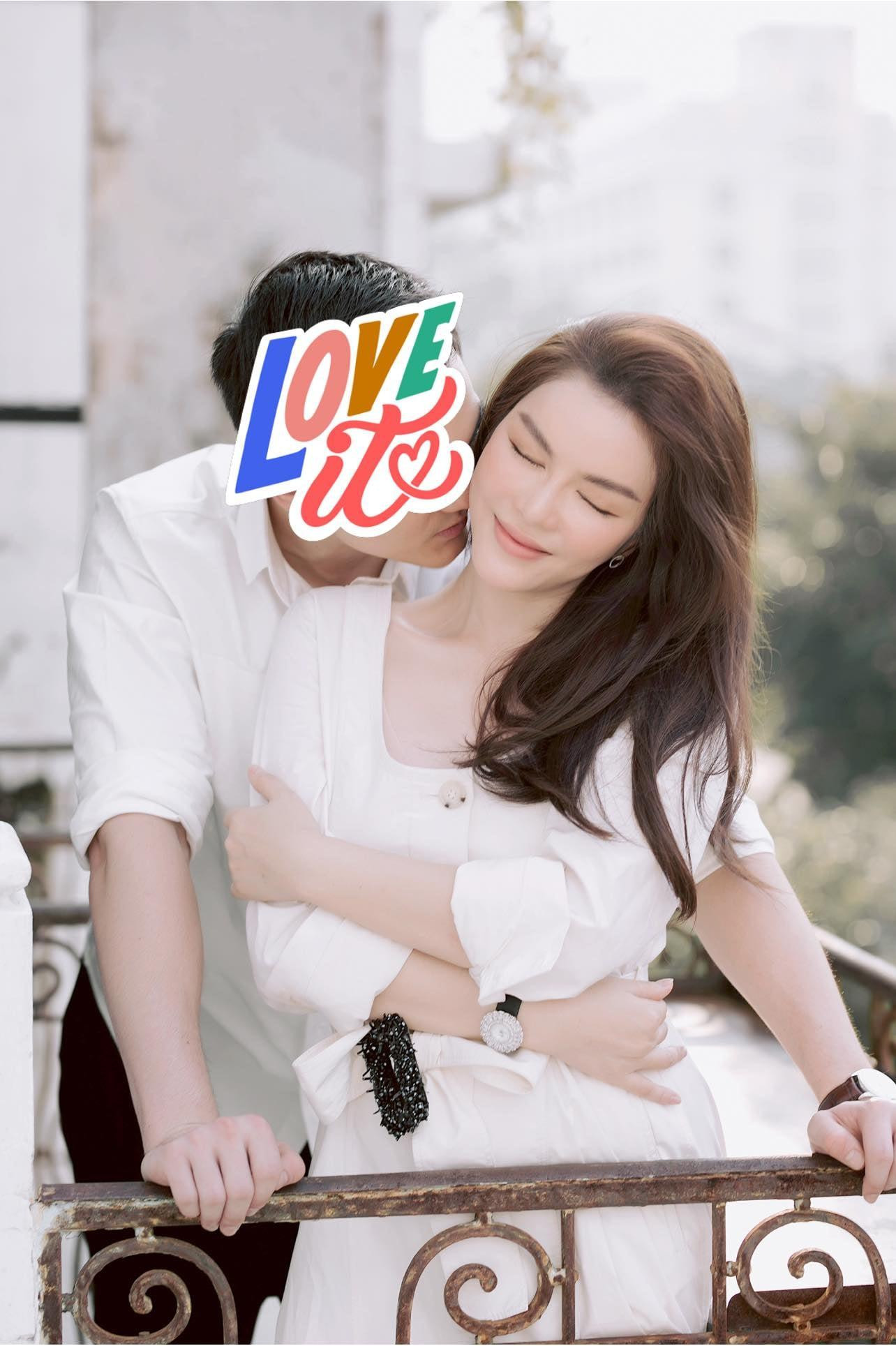 Theo chia sẻ, đây là lần đầu Lý Nhã Kỳ chủ động công khai chia sẻ khoảnh khắc tình cảm cá nhân trên mạng xã hội. Vì vậy, dù đăng vào 12h đêm nhưng bộ ảnh của cô thu hút gần 10.000 lượt yêu thích và chia sẻ &quot;chóng mặt&quot; từ fan.