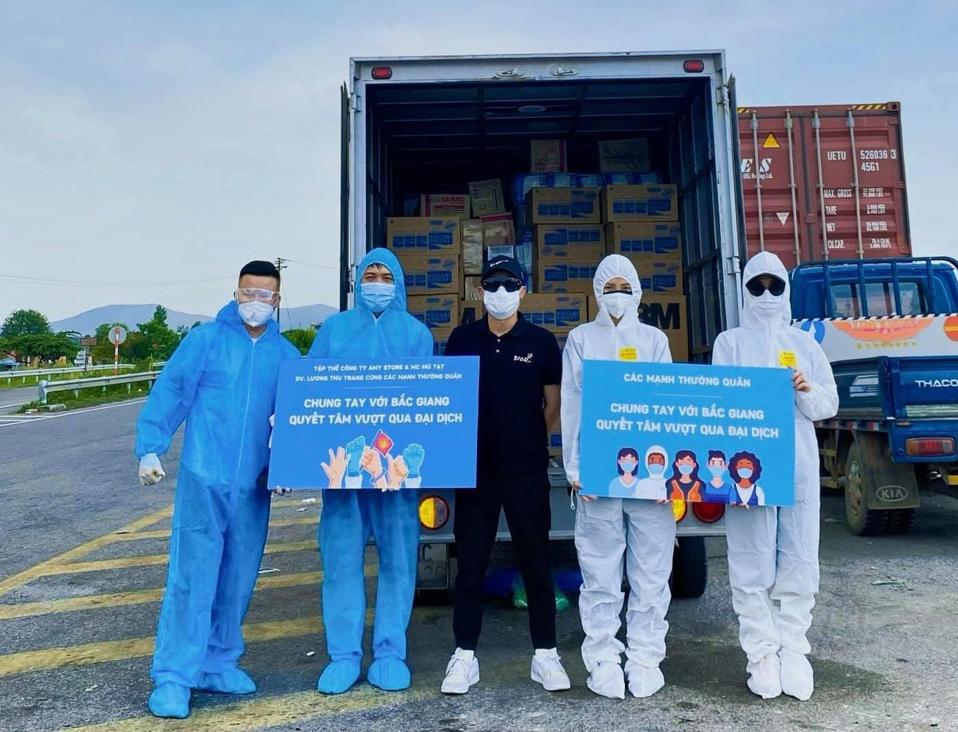 Lương Thu Trang cùng các anh em trong đoàn thực hiện chuyến đi cứu trợ tới các bệnh viện ở Bắc Giang.