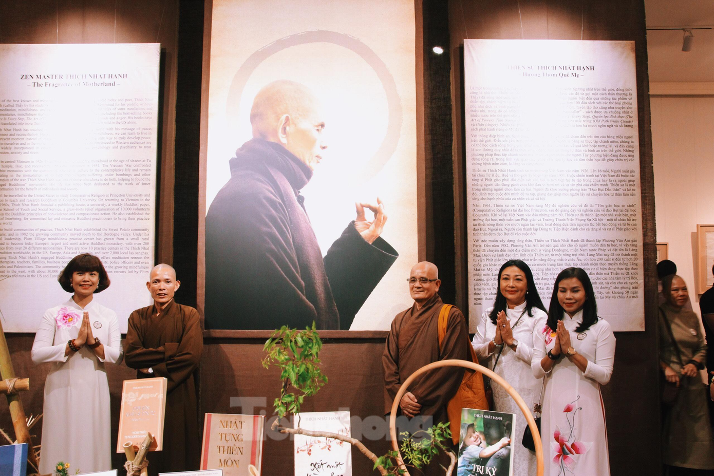 Vào ngày 13.4, triển lãm thư pháp mang tên &quot;Hương thơm quê mẹ&quot; của thiền sư Thích Nhất Hạnh được tổ chức tại Trường ĐH Mỹ thuật Việt Nam (42 Yết Kiêu, Hà Nội).