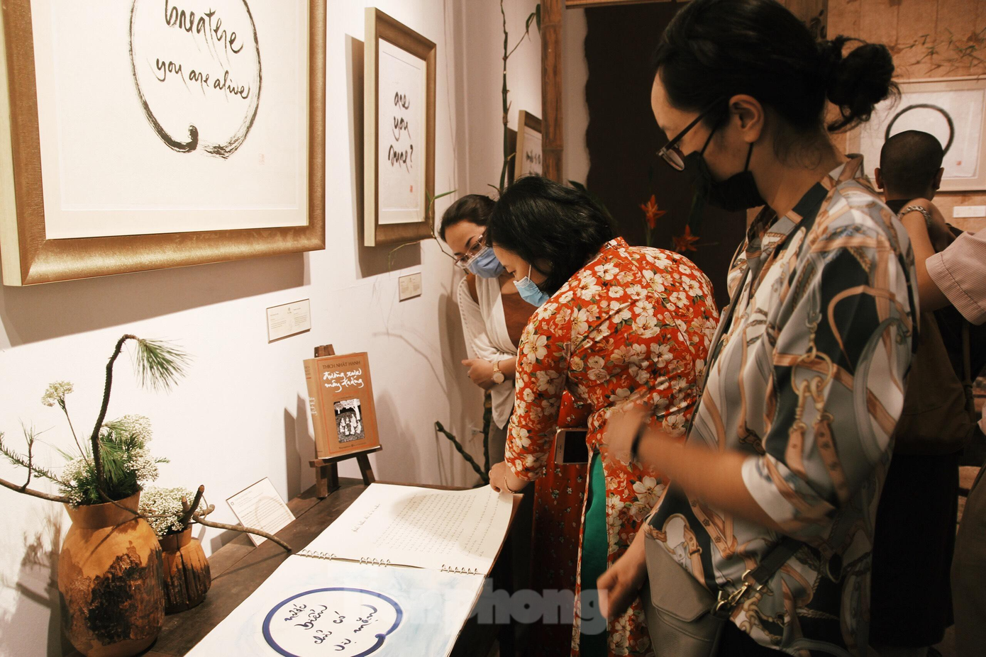 Thiền sư Thích Nhất Hạnh từng chia sẻ: “Trong thư pháp của tôi, có mực, trà, hít thở, chánh niệm và sự tập trung. Viết thư pháp là một môn thiền định. Tôi viết các từ hoặc câu mà có thể nhắc nhở mọi người về sự thực tập chánh niệm....