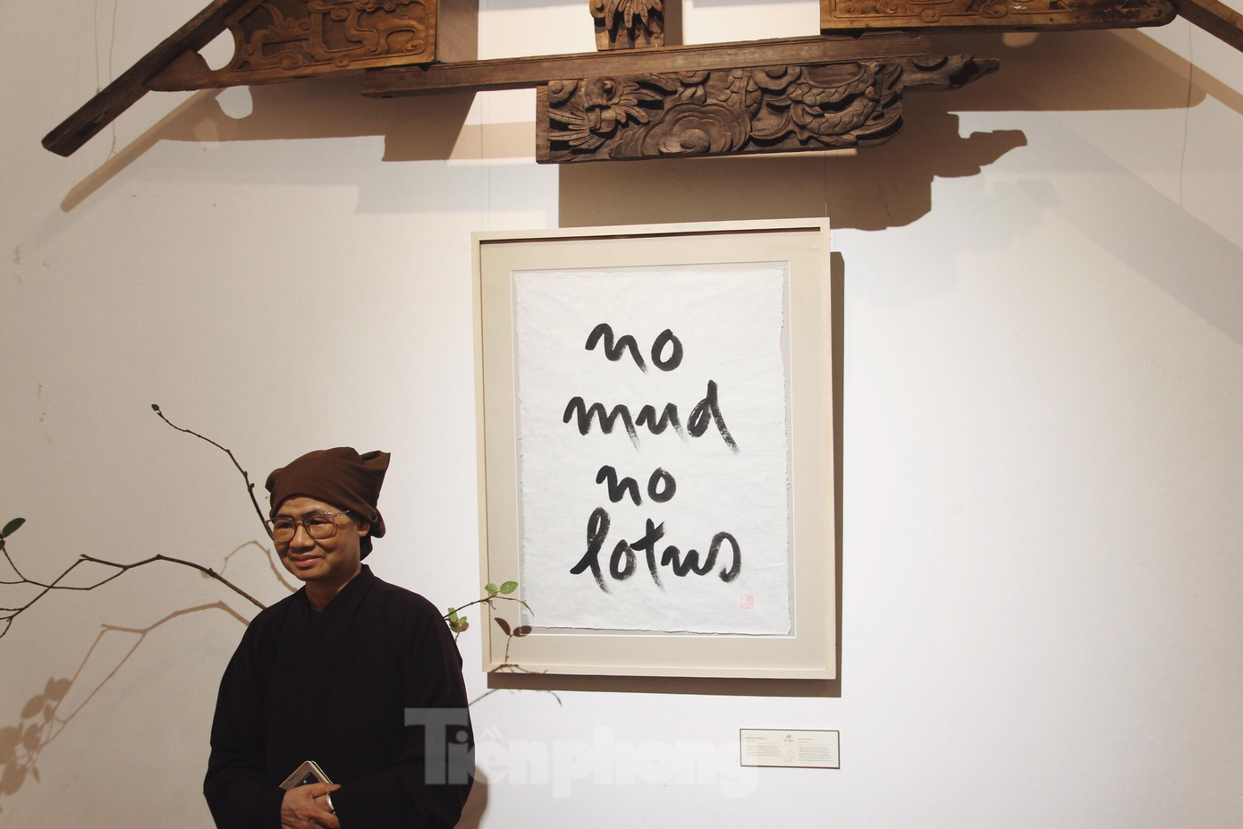 Với hơn 100 bức thư pháp bằng nhiều thứ tiếng Anh, Pháp, Hoa, Việt, các tác phẩm chứa đựng thông điệp hướng về đất mẹ - quê hương Việt Nam và xa hơn là tâm tình với địa cầu tươi xanh và xinh đẹp đã dưỡng nuôi, chở che con người.