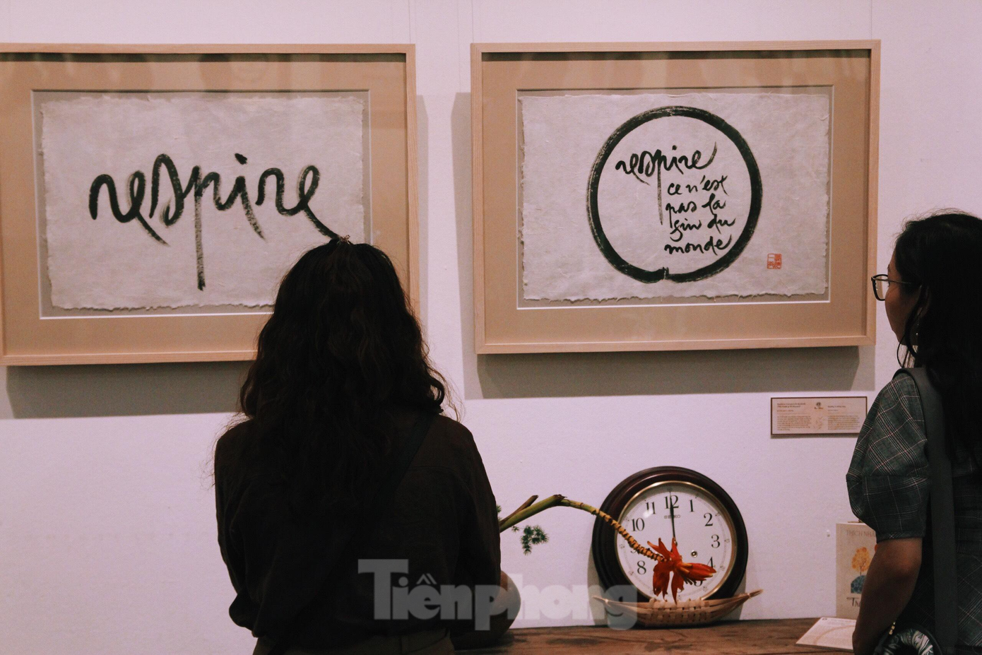 Triển lãm từ ngày khai mạc đã thu hút nhiều người xem và các sư thầy tới thưởng thức.